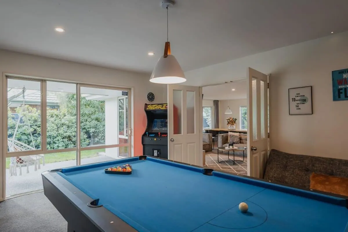 Hidden Gem Of Christchurch - Sleeps 13 0*,